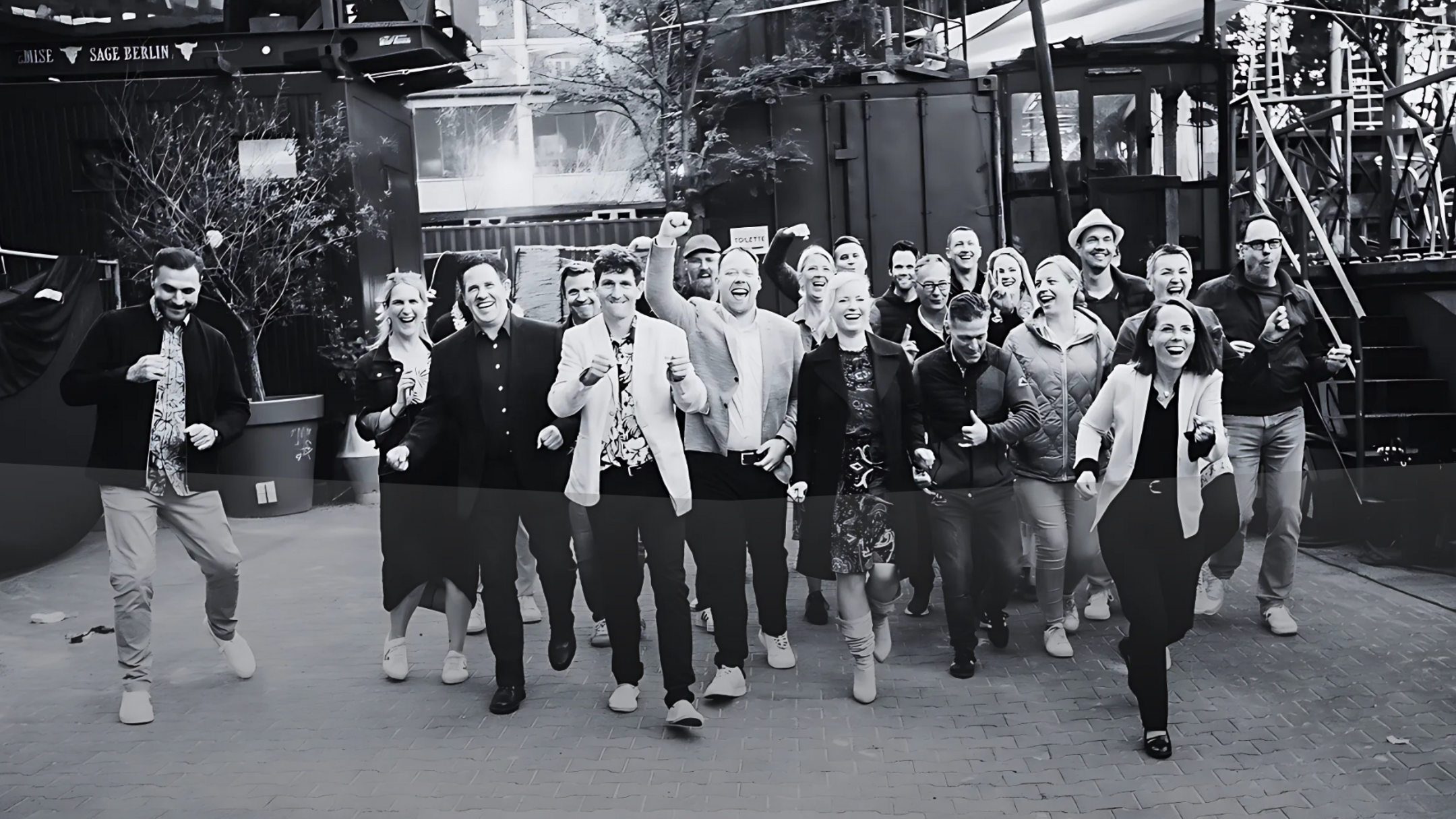 Gruppe von Personen freut sich.